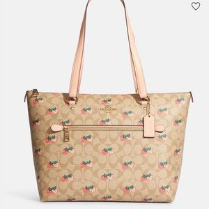 Coach Gallery Tote In Signature Canvas With Strawberry Print
Gold/Light Khaki Ml